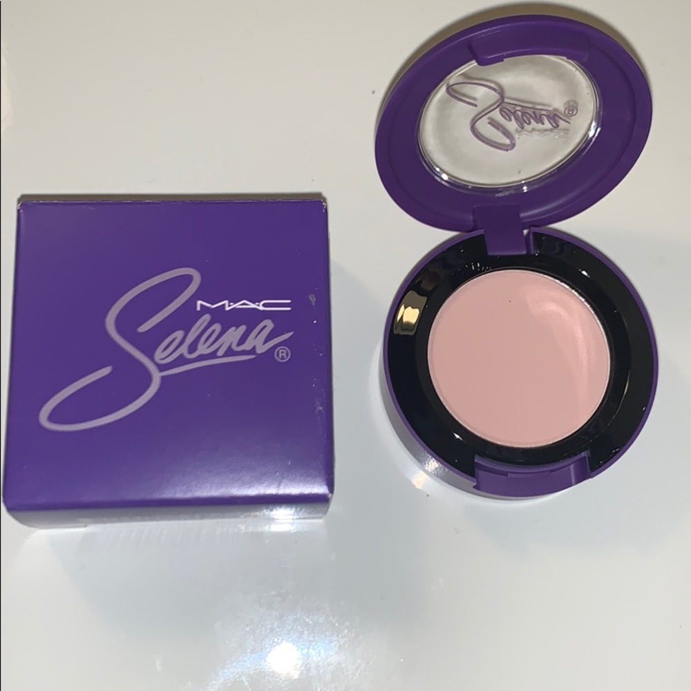 MAC Selena eyeshadow in Missing My Baby